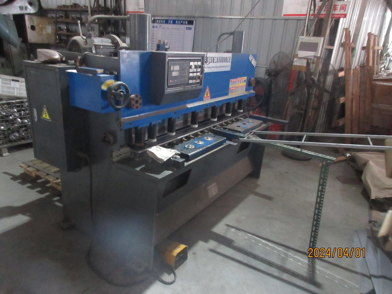 Panel cutting machine